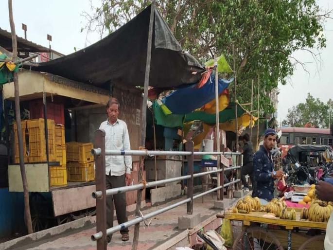 Encroachment on footpath in Shahada | शहाद्यात पादचारी मार्गावर अतिक्रमण Encroachment on footpath in Shahada | शहाद्यात पादचारी मार्गावर अतिक्रमण