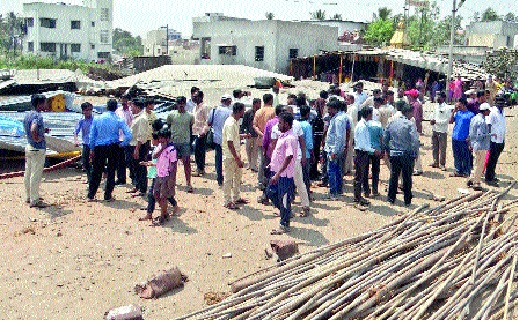 Stuck in the assistant commissioner's car: Sanctions Commissioner PA Sangavak during the municipal proceedings | सहायक आयुक्तांच्या गाडीवर दगडफेक : महापालिकेच्या कारवाईदरम्यान जमाव आक्रमक Stuck in the assistant commissioner's car: Sanctions Commissioner PA Sangavak during the municipal proceedings | सहायक आयुक्तांच्या गाडीवर दगडफेक : महापालिकेच्या कारवाईदरम्यान जमाव आक्रमक