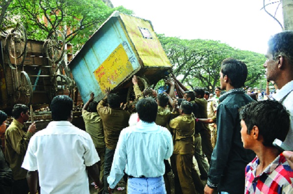 Ichalkaranji's encroachment: 15 koki-gaade seized in action | इचलकरंजीत अतिक्रमण काढले : कारवाईत १५ खोकी-गाडे जप्त Ichalkaranji's encroachment: 15 koki-gaade seized in action | इचलकरंजीत अतिक्रमण काढले : कारवाईत १५ खोकी-गाडे जप्त