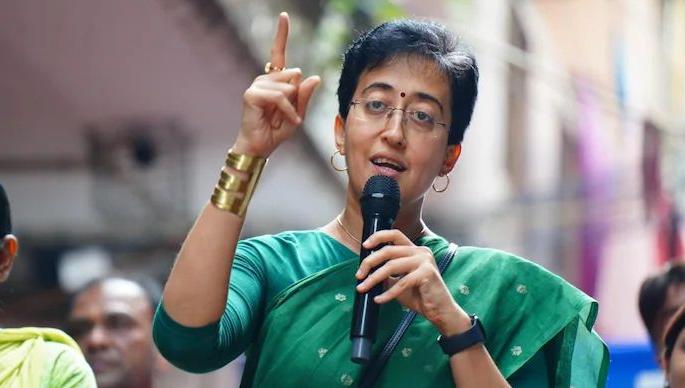 Case filed against Atishi after her supporter slaps policeman, Delhi CM claims | दिल्लीच्या मुख्यमंत्री आतिशी यांच्या अडचणीत वाढ, पोलिसांनी दाखल केला गुन्हा, काय आहे प्रकरण? Case filed against Atishi after her supporter slaps policeman, Delhi CM claims | दिल्लीच्या मुख्यमंत्री आतिशी यांच्या अडचणीत वाढ, पोलिसांनी दाखल केला गुन्हा, काय आहे प्रकरण?