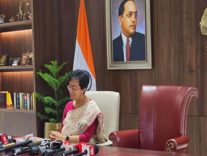 As soon as Arvind Kejriwal's chair, Atishi assumed office, she said, "Like I am Bharat..."   | शेजारी अरविंद केजरीवालांची खुर्ची, पदभार स्वीकारताच आतिशी म्हणाल्या, "मी भरताप्रमाणे…’’   As soon as Arvind Kejriwal's chair, Atishi assumed office, she said, "Like I am Bharat..."   | शेजारी अरविंद केजरीवालांची खुर्ची, पदभार स्वीकारताच आतिशी म्हणाल्या, "मी भरताप्रमाणे…’’
