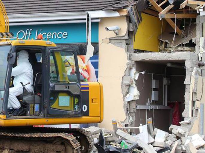 Thieves rips ATM from shop using a construction machine in northern watch viral video | Video : केवळ ४ मिनिटात चोर घेऊन पळाले अख्ख एटीएम मशीन, सीसीटीव्हीत कैद झाली घटना! Thieves rips ATM from shop using a construction machine in northern watch viral video | Video : केवळ ४ मिनिटात चोर घेऊन पळाले अख्ख एटीएम मशीन, सीसीटीव्हीत कैद झाली घटना!