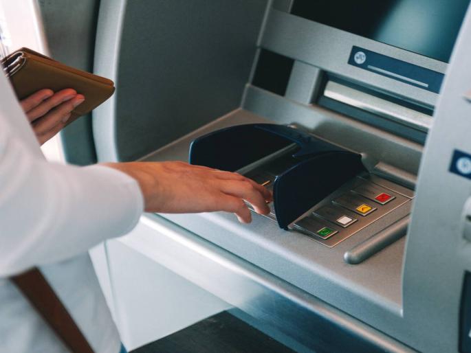 viral news 10 lakh rupees withdrawn without breaking the ATM in Gurugram Bank and police didn't even know | बापरे! गुरुग्राममध्ये एटीएम न फोडता १० लाख रुपये काढले; बँक अन् पोलिसांनाही कळेना viral news 10 lakh rupees withdrawn without breaking the ATM in Gurugram Bank and police didn't even know | बापरे! गुरुग्राममध्ये एटीएम न फोडता १० लाख रुपये काढले; बँक अन् पोलिसांनाही कळेना