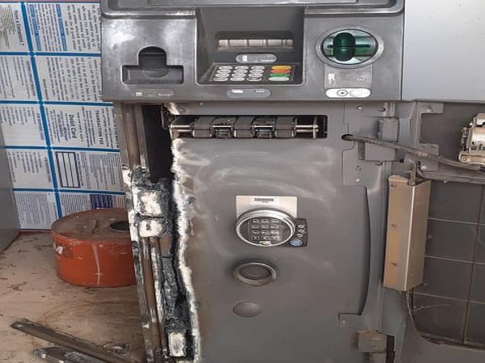 Another attempt was made to escape Aurangabad | औरंगाबादेत आणखी एक एटीएम पळविण्याचा प्रयत्न Another attempt was made to escape Aurangabad | औरंगाबादेत आणखी एक एटीएम पळविण्याचा प्रयत्न