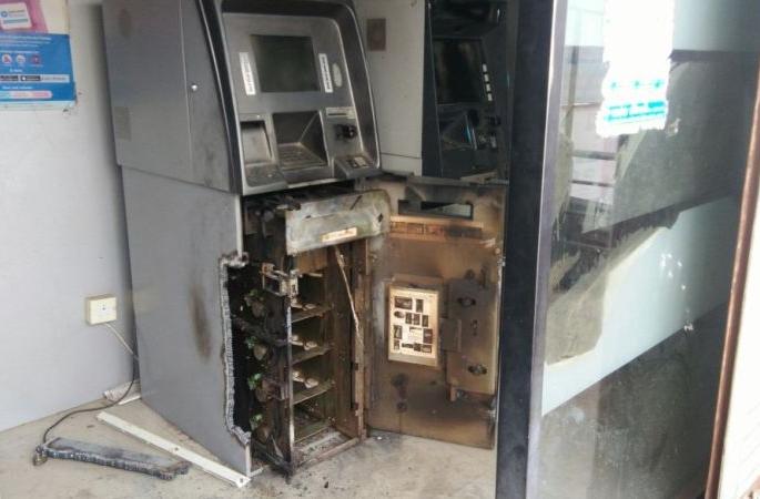 SBI blasted State Bank ATM; 8 lakh 48 thousand lamps | बार्शीटाकळीत स्टेट बँकेचे एटीएम फोडले; आठ लाख ४८ हजार लंपास