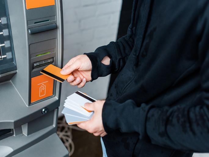 Pune Crime: Fraud of 80 thousand by changing ATM card under the pretext of helping | Pune Crime : मदतीचा बहाना करत एटीएम कार्ड बदलून ८० हजारांची केली फसवणूक