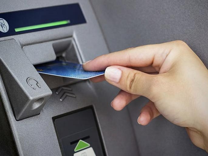 Manipulation in ATM, fake cards given; Youth in Malad cheated by a fraudster | ‘एटीएम’मध्ये हेराफेरी, हाती देतात बनावट कार्ड; मालाडमधील तरुणाची भामट्याकडून फसवणूक Manipulation in ATM, fake cards given; Youth in Malad cheated by a fraudster | ‘एटीएम’मध्ये हेराफेरी, हाती देतात बनावट कार्ड; मालाडमधील तरुणाची भामट्याकडून फसवणूक
