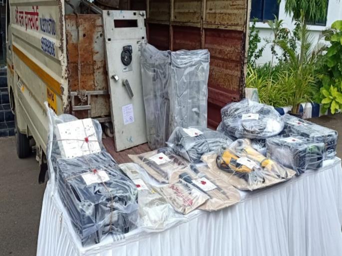 Thieves arrested for stolen bank ATMs from Thermax Chowk in Chinchwad | चिंचवड येथील थरमॅक्स चौकातून बँकेचे एटीएम चोरून नेणारे चोरटे जेरबंद  Thieves arrested for stolen bank ATMs from Thermax Chowk in Chinchwad | चिंचवड येथील थरमॅक्स चौकातून बँकेचे एटीएम चोरून नेणारे चोरटे जेरबंद