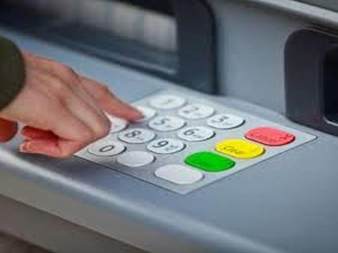Prefer cashless transactions to prevent coronary infection; Due to ATMs, banks are also shrinking | कोरोनाचा संसर्ग टाळण्यासाठी कॅशलेस व्यवहारांना पसंती ; मुळे एटीएम, बँकांमध्येही शुकशुकाट Prefer cashless transactions to prevent coronary infection; Due to ATMs, banks are also shrinking | कोरोनाचा संसर्ग टाळण्यासाठी कॅशलेस व्यवहारांना पसंती ; मुळे एटीएम, बँकांमध्येही शुकशुकाट