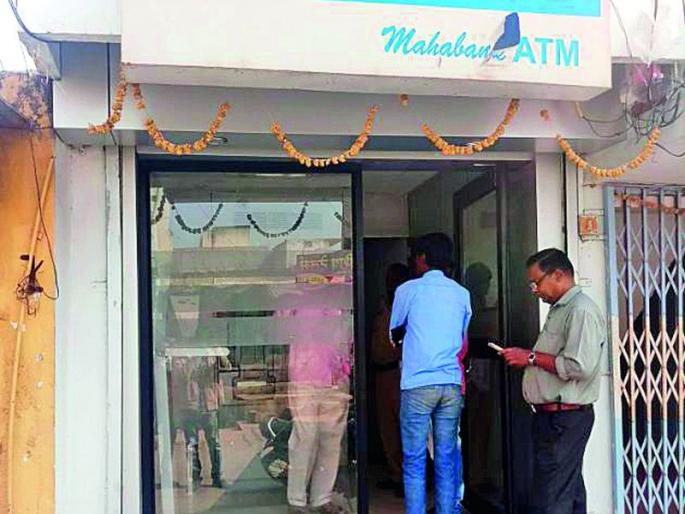 Deulgaavaraja: Cracking the thief's cc camera while breaking the ATM; Due to lack of cash theft! | देऊळगावराजा : एटीएम फोडताना चोरटे सीसी कॅमेर्‍यात कै द; रोकड नसल्याने चोरी फसली!