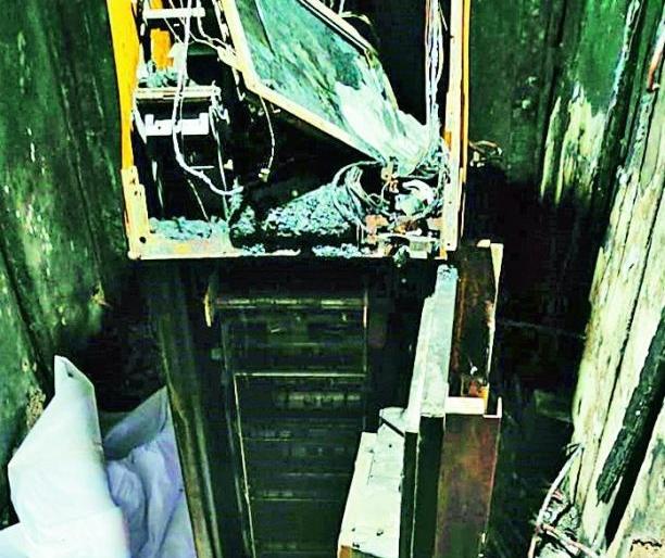 Burn ATM machine in flames; However, 13 lakhs remained intact | आगीच्या लोळात एटीएम मशीन जळून खाक; तरीही १३ लाख राहिले शाबूत Burn ATM machine in flames; However, 13 lakhs remained intact | आगीच्या लोळात एटीएम मशीन जळून खाक; तरीही १३ लाख राहिले शाबूत