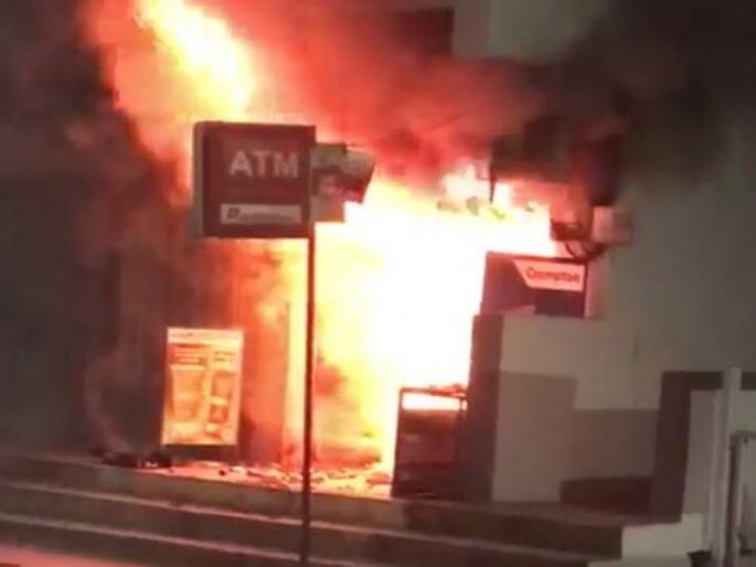 ICICI Bank ATM burns in Pune Warje area | पुण्यातील वारजे परिसरात आयसीआयसीआय बँकेचे एटीएम जळून खाक ICICI Bank ATM burns in Pune Warje area | पुण्यातील वारजे परिसरात आयसीआयसीआय बँकेचे एटीएम जळून खाक