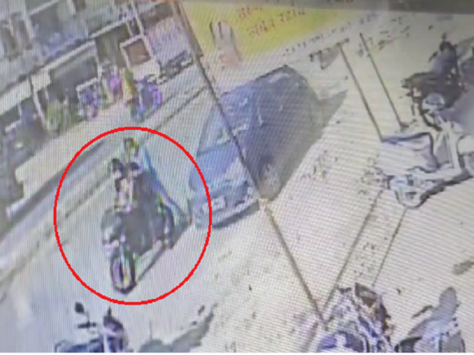 'Dhoom' style theft while depositing cash in ATMs; Fleeing on a sport bike with Rs 3 lakh 50 thousand | एका मिनिटांमध्ये ३ लाख ५० हजार पळवले; एटीएममध्ये रोकड भरताना चोरट्यांची 'धूम' स्टाईल चोरी 'Dhoom' style theft while depositing cash in ATMs; Fleeing on a sport bike with Rs 3 lakh 50 thousand | एका मिनिटांमध्ये ३ लाख ५० हजार पळवले; एटीएममध्ये रोकड भरताना चोरट्यांची 'धूम' स्टाईल चोरी