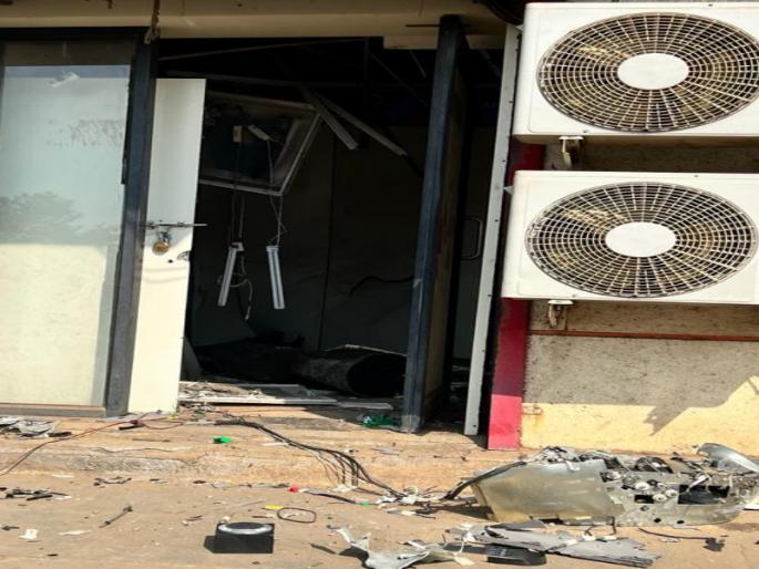 disturbing incidents in Khed taluka ATM machine blown up Rs 16 lakh looted | खेड तालुक्यातील खळबळजनक घटना; स्फोट घडवून फोडले एटीएम मशीन, पळवले तब्बल १६ लाख disturbing incidents in Khed taluka ATM machine blown up Rs 16 lakh looted | खेड तालुक्यातील खळबळजनक घटना; स्फोट घडवून फोडले एटीएम मशीन, पळवले तब्बल १६ लाख