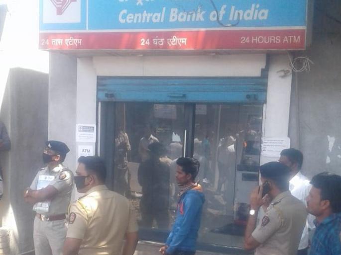 Attempts to loot an ATM at gunpoint were foiled | बंदुकीच्या धाकावर एटीएम फोडण्याचा प्रयत्न फसला Attempts to loot an ATM at gunpoint were foiled | बंदुकीच्या धाकावर एटीएम फोडण्याचा प्रयत्न फसला