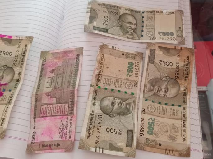 Fragile, dirty notes coming from ATMs in Shelu Bujar | शेलुबाजार येथील एटीएममधून निघताहेत जीर्ण, फाटक्या नोटा Fragile, dirty notes coming from ATMs in Shelu Bujar | शेलुबाजार येथील एटीएममधून निघताहेत जीर्ण, फाटक्या नोटा