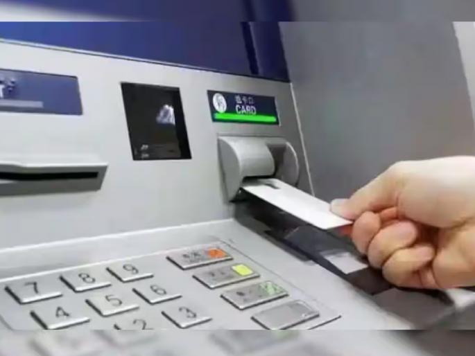 One and a half lakh was withdrawn by exchanging the ATM card, the prosecutor caught the thief and handed him over to the police in kolhapur | kolhapur: एटीएम कार्डची आदलाबदल करून दीड लाख काढले, फिर्यादीनेच चोरट्याला पकडून पोलिसांच्या ताब्यात दिले One and a half lakh was withdrawn by exchanging the ATM card, the prosecutor caught the thief and handed him over to the police in kolhapur | kolhapur: एटीएम कार्डची आदलाबदल करून दीड लाख काढले, फिर्यादीनेच चोरट्याला पकडून पोलिसांच्या ताब्यात दिले