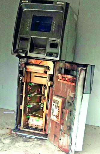 Anne snatched the ATM from 18 rupees in Diwali | ऐन दिवाळीत एटीएम फोडून १८ लाखांची रोकड चोरली Anne snatched the ATM from 18 rupees in Diwali | ऐन दिवाळीत एटीएम फोडून १८ लाखांची रोकड चोरली