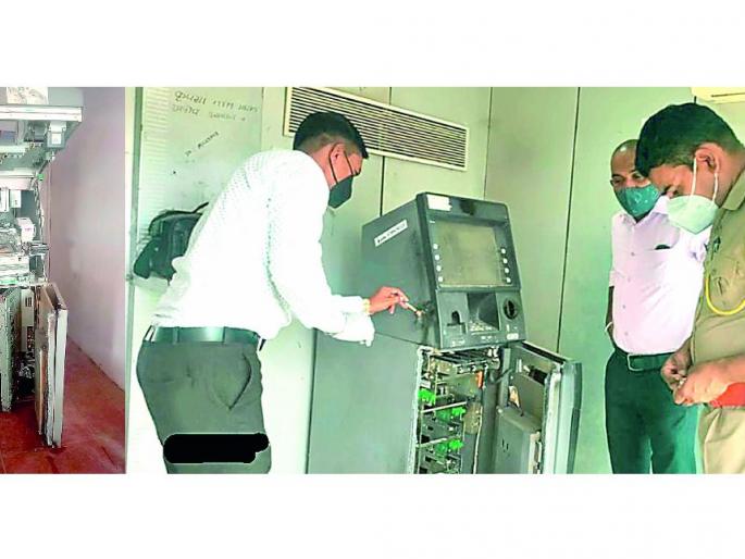 21 lakh stolen from two ATMs in one night | एकाच रात्रीत दोन एटीएम फोडून पळविले २१ लाख; परिसरात खळबळ 21 lakh stolen from two ATMs in one night | एकाच रात्रीत दोन एटीएम फोडून पळविले २१ लाख; परिसरात खळबळ