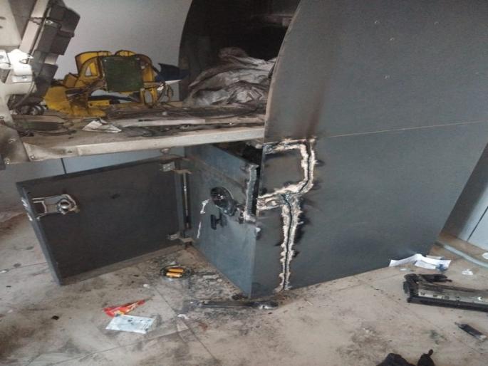 An attempt to break the ATM in Kusumbhal | कुंभेफळमध्ये एटीएम फोडण्याचा प्रयत्न An attempt to break the ATM in Kusumbhal | कुंभेफळमध्ये एटीएम फोडण्याचा प्रयत्न