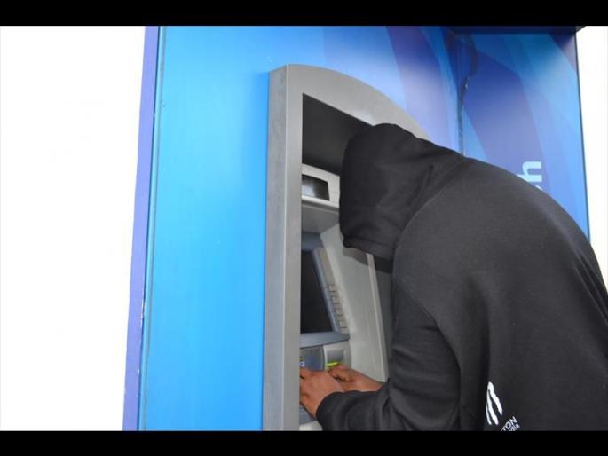 In Nandurbar three times tampered with ATM three times in a month, three scammers succeeded in stealing 18,000 | नंदुरबारमध्ये महिनाभरात तीन वेळा एटीएमशी छेडछाड, १८ हजार चोरण्यात तीन भामट्यांना यश In Nandurbar three times tampered with ATM three times in a month, three scammers succeeded in stealing 18,000 | नंदुरबारमध्ये महिनाभरात तीन वेळा एटीएमशी छेडछाड, १८ हजार चोरण्यात तीन भामट्यांना यश