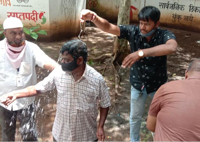 Attempt of self-immolation of retired employee in the corporation | पालिकेत सेवानिवृत्त कर्मचाऱ्याचा आत्मदहनाचा प्रयत्न Attempt of self-immolation of retired employee in the corporation | पालिकेत सेवानिवृत्त कर्मचाऱ्याचा आत्मदहनाचा प्रयत्न