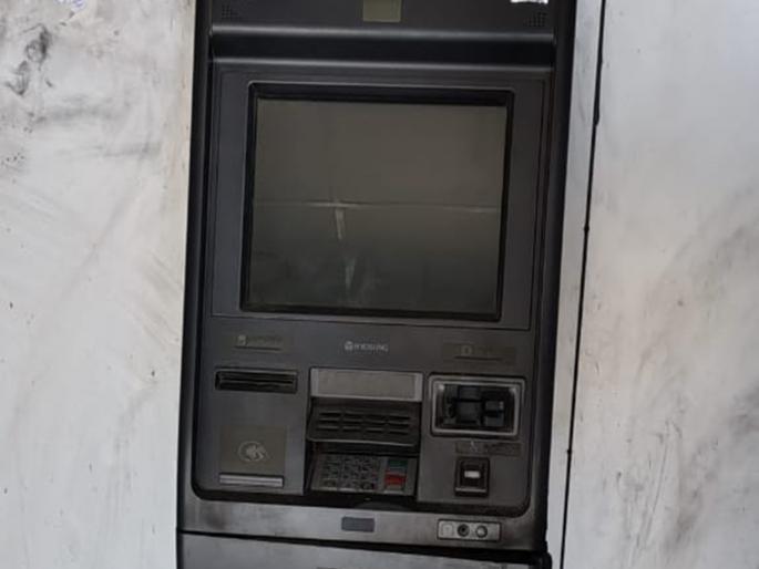 First they sprayed the CCTV, then they broke the ATM; 18 lakhs in cash was looted | आधी सीसीटीव्हीवर मारला स्प्रे, नंतर फोडले एटीएम; १८ लाखांची रोकड लंपास First they sprayed the CCTV, then they broke the ATM; 18 lakhs in cash was looted | आधी सीसीटीव्हीवर मारला स्प्रे, नंतर फोडले एटीएम; १८ लाखांची रोकड लंपास