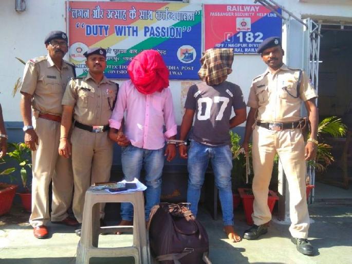 Fortunately for the passengers of the train, | रेल्वे प्रवाशांना गंडा घालणारे तोतया पोलीस जेरबंद  