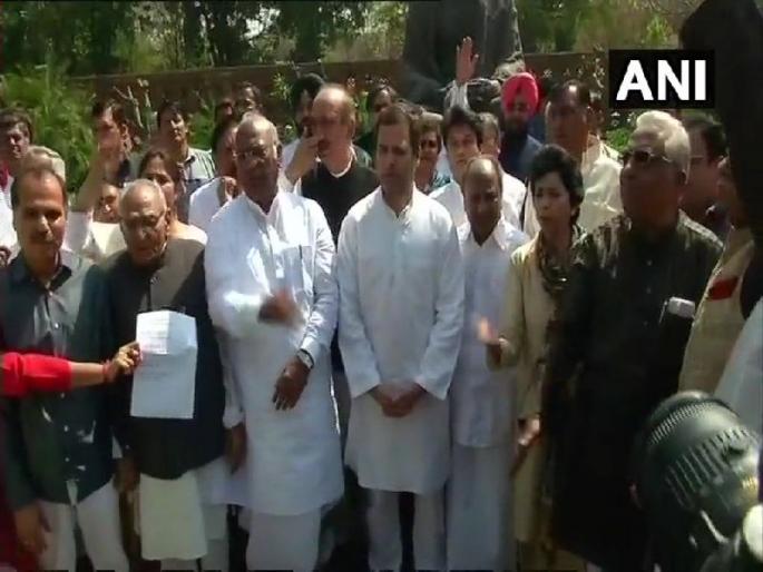 Congress aggressive on Atrocity | अॅट्रॉसिटीवरून काँग्रेस आक्रमक, संसद भवन परिसरात केले आंदोलन Congress aggressive on Atrocity | अॅट्रॉसिटीवरून काँग्रेस आक्रमक, संसद भवन परिसरात केले आंदोलन