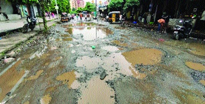 Asphalt roads in Kalyan city; Driving exercise | कल्याण शहरातील डांबरी रस्त्यांची चाळण; वाहनचालकांची कसरत