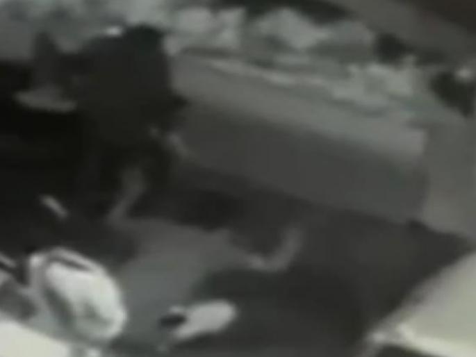 Shopkeeper's limbs broken with iron rod in Satara reason unclear | साताऱ्यात क्रूरतेची परिसीमा; लोखंडी रॉडने दुकानदाराचे हातपाय मोडले, कारण अस्पष्ट Shopkeeper's limbs broken with iron rod in Satara reason unclear | साताऱ्यात क्रूरतेची परिसीमा; लोखंडी रॉडने दुकानदाराचे हातपाय मोडले, कारण अस्पष्ट