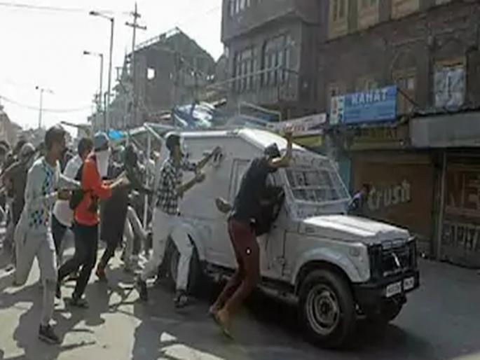 CRPF Vehicle Attacked By Protesters, Runs Over 3 In Kashmir | काश्मीरमध्ये CRPF च्या गाडीवर आंदोलनकर्त्यांचा हल्ला, तीन जणांना चिरडलं CRPF Vehicle Attacked By Protesters, Runs Over 3 In Kashmir | काश्मीरमध्ये CRPF च्या गाडीवर आंदोलनकर्त्यांचा हल्ला, तीन जणांना चिरडलं