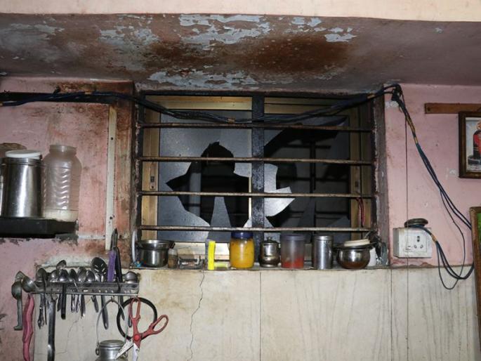 Attack for 100 rupees in Ayodhya Nagar in Jalgaon City | जळगाव शहरातील अयोध्यानगरात 100 रुपयासाठी हल्ला, घरावर जोरदार दगडफेक Attack for 100 rupees in Ayodhya Nagar in Jalgaon City | जळगाव शहरातील अयोध्यानगरात 100 रुपयासाठी हल्ला, घरावर जोरदार दगडफेक