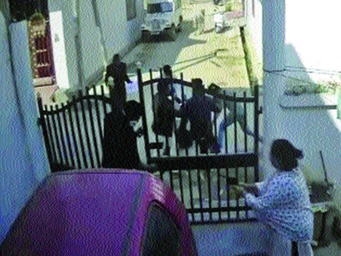 As soon as the journalist was assaulted, the bullets hit by the wife, the applause of the woman | पत्रकाराला मारहाण होताच, पत्नीने झाडल्या गोळ्या, महिलेवर कौतुकाचा वर्षाव As soon as the journalist was assaulted, the bullets hit by the wife, the applause of the woman | पत्रकाराला मारहाण होताच, पत्नीने झाडल्या गोळ्या, महिलेवर कौतुकाचा वर्षाव