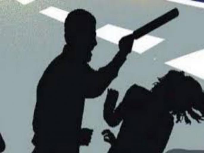 Attack on women by weopan at Wadgaon Budruk in Pune | पुण्यातील वडगाव बुद्रुक येथे महिलेच्या डोक्यात धारदार शस्त्राने वार Attack on women by weopan at Wadgaon Budruk in Pune | पुण्यातील वडगाव बुद्रुक येथे महिलेच्या डोक्यात धारदार शस्त्राने वार