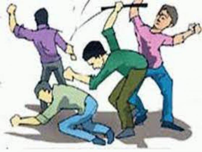An iron pipe hit the young man in the head, arguing for a minor reason | किरकोळ कारणावरून वाद घालत तरुणाच्या डोक्यात मारला लोखंडी पाईप An iron pipe hit the young man in the head, arguing for a minor reason | किरकोळ कारणावरून वाद घालत तरुणाच्या डोक्यात मारला लोखंडी पाईप