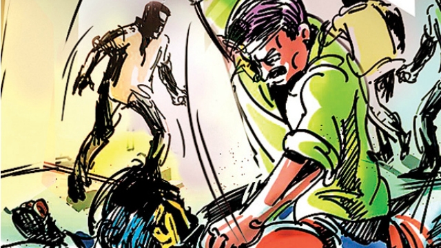 Shocking! Brick attack on woman over land grabbing dispute | धक्कादायक! कपडे विक्रीसाठी जागा बळकविण्याच्या वादातून महिलेवर विटेने हल्ला