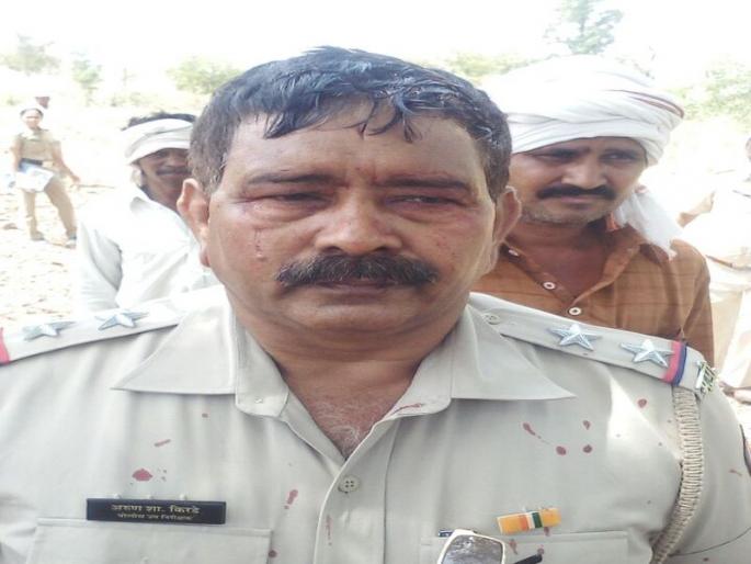 Attack on police and the forest staff | वनजमिनीवरील अतिक्रमणधारकांचा पोलिस व वन कर्मचा-यावर हल्ला Attack on police and the forest staff | वनजमिनीवरील अतिक्रमणधारकांचा पोलिस व वन कर्मचा-यावर हल्ला