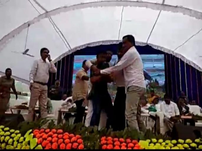 Bhandara : Former BJP corporator's attempted to suicide at the rally of the Minister of Energy Chandrashekhar Bawankule | ऊर्जामंत्र्यांच्या सभेत भाजपाच्या माजी नगरसेवकाचा आत्मदहनाचा प्रयत्न Bhandara : Former BJP corporator's attempted to suicide at the rally of the Minister of Energy Chandrashekhar Bawankule | ऊर्जामंत्र्यांच्या सभेत भाजपाच्या माजी नगरसेवकाचा आत्मदहनाचा प्रयत्न