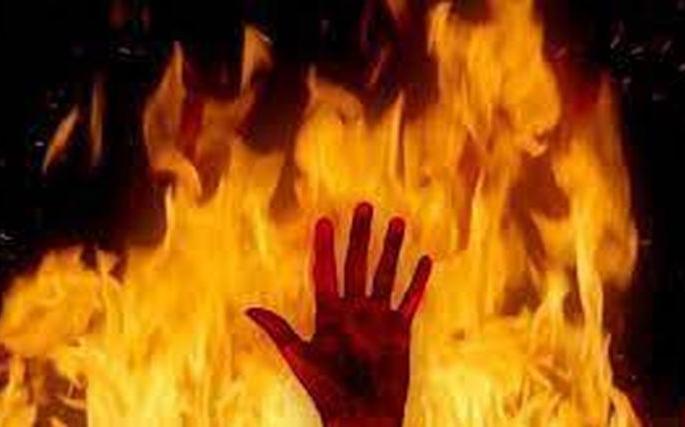 Attempt to burn alive by throwing petrol on the body | अंगावर पेट्रोल टाकून जिवंत जाळण्याचा प्रयत्न Attempt to burn alive by throwing petrol on the body | अंगावर पेट्रोल टाकून जिवंत जाळण्याचा प्रयत्न