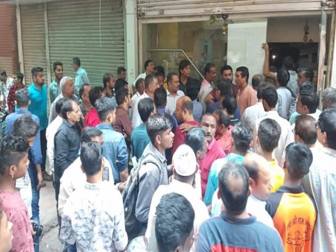 Attempts to curtail the deputy commissioner while sealing their mules | जळगावात मनपाचे गाळे सील करताना उपायुक्तांना कोंडण्याचा प्रयत्न Attempts to curtail the deputy commissioner while sealing their mules | जळगावात मनपाचे गाळे सील करताना उपायुक्तांना कोंडण्याचा प्रयत्न