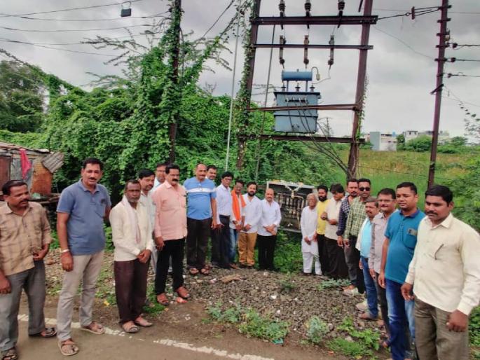 in akola electric transformer maha aarti by residence attracted the attention of mahavitaran | रोहित्राची महाआरती करून वेधले महावितरणचे लक्ष; अकोल्यातील घटना in akola electric transformer maha aarti by residence attracted the attention of mahavitaran | रोहित्राची महाआरती करून वेधले महावितरणचे लक्ष; अकोल्यातील घटना