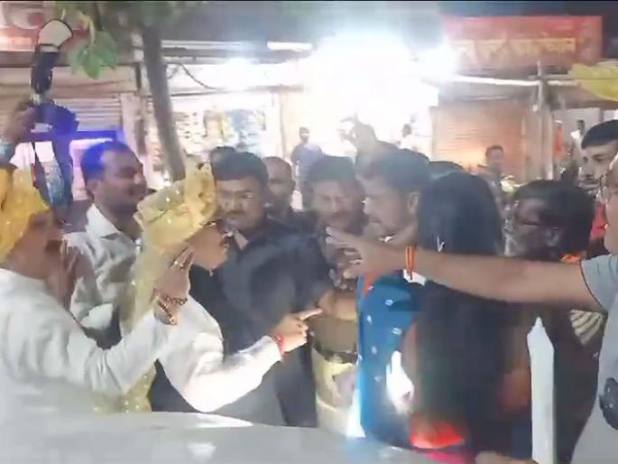 Minister Atul Save's convoy was blocked by Maratha activists | मंत्री अतुल सावे यांचा ताफा मराठा कार्यकर्त्यांनी अडविला Minister Atul Save's convoy was blocked by Maratha activists | मंत्री अतुल सावे यांचा ताफा मराठा कार्यकर्त्यांनी अडविला