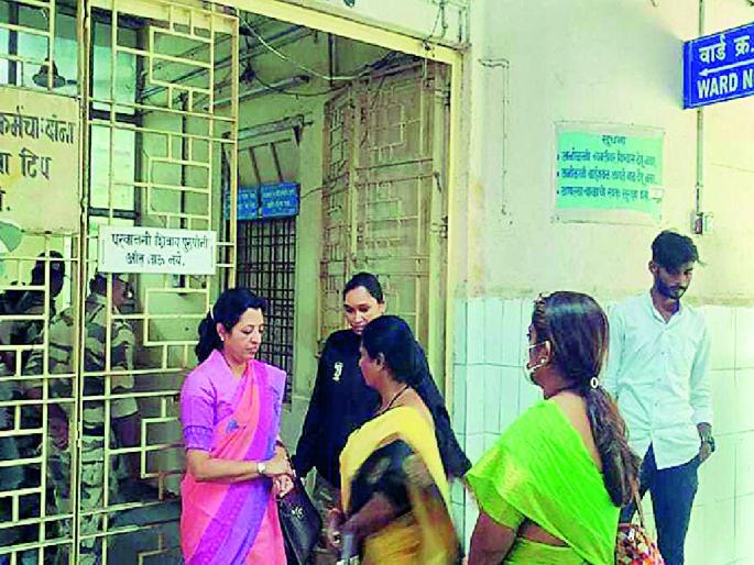 Seeing the crowd of political people, the medical administration decided to meet only important person to the rape victim | अत्याचार पीडितेला अतिमहत्त्वाचीच व्यक्ती भेटणार, मेडिकलचा निर्णय Seeing the crowd of political people, the medical administration decided to meet only important person to the rape victim | अत्याचार पीडितेला अतिमहत्त्वाचीच व्यक्ती भेटणार, मेडिकलचा निर्णय