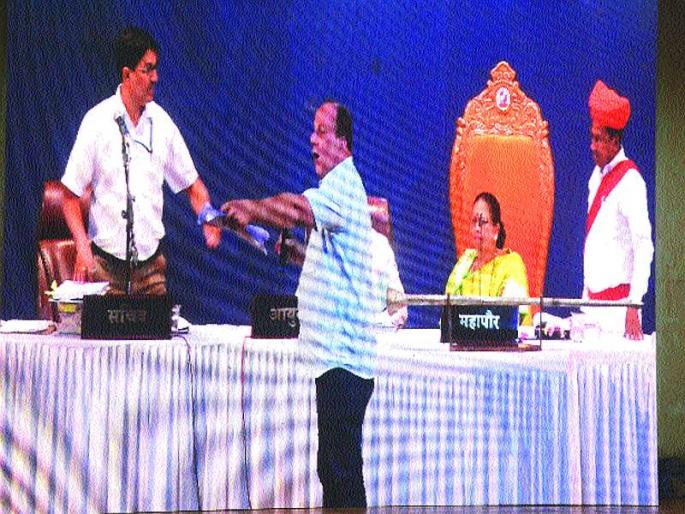 Opposition leader and Shiv Sena join the House | विरोधी पक्षनेता व शिवसेना सदस्यात जुंपली Opposition leader and Shiv Sena join the House | विरोधी पक्षनेता व शिवसेना सदस्यात जुंपली