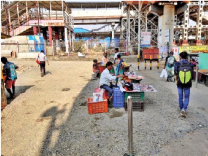 The annoying beautification was broken by the municipality itself; The cost was Rs 8 crore | त्रासदायक सुशोभीकरण पालिकेनेच तोडले; आठ कोटींचा केला होता खर्च The annoying beautification was broken by the municipality itself; The cost was Rs 8 crore | त्रासदायक सुशोभीकरण पालिकेनेच तोडले; आठ कोटींचा केला होता खर्च