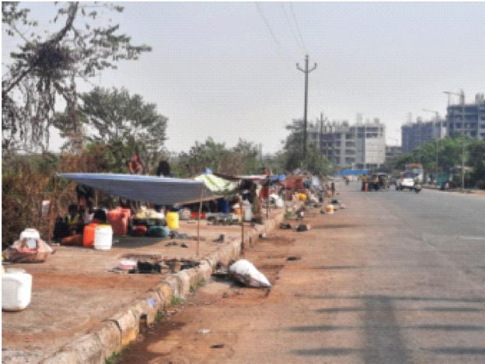 The sidewalk in Panvel is occupied by huts; Conditions in the railway station area | पनवेलमध्ये पदपथ झोपड्यांनी व्यापले; रेल्वे स्थानक परिसरातील स्थिती The sidewalk in Panvel is occupied by huts; Conditions in the railway station area | पनवेलमध्ये पदपथ झोपड्यांनी व्यापले; रेल्वे स्थानक परिसरातील स्थिती
