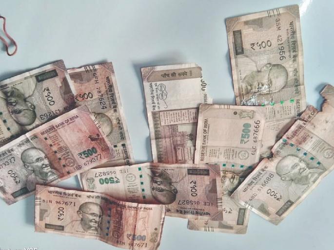 Burnt, colorless notes coming from ATMs in Aundh Satara District, anger of customers | एटीएममधून आल्या जळक्या, पुसट, कलर नसलेल्या नोटा, ग्राहकांमधून संताप