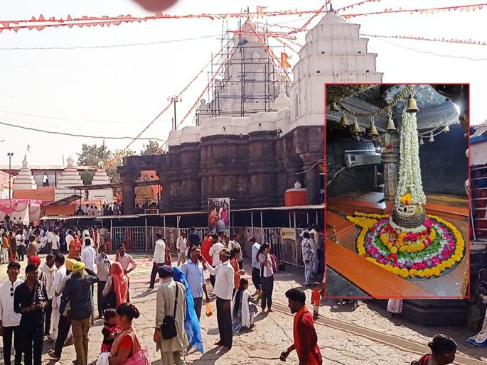 Harhar Mahadeva's chanting in the Aundha; Devotees line up at Nagnath's feet, queues of devotees from midnight | औंढ्यात हरहर महादेवाचा गजर; नागनाथ चरणी भाविक लीन, मध्यरात्रीपासूनच भाविकांच्या रांगा Harhar Mahadeva's chanting in the Aundha; Devotees line up at Nagnath's feet, queues of devotees from midnight | औंढ्यात हरहर महादेवाचा गजर; नागनाथ चरणी भाविक लीन, मध्यरात्रीपासूनच भाविकांच्या रांगा