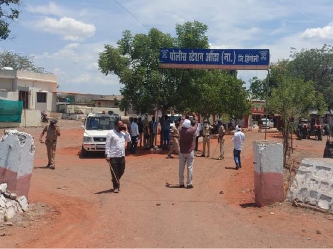 Mob attack on Aundha police station; Police fired twice in the air for rescue | औंढा पोलीस ठाण्यावर जमावाचा हल्ला; बचावासाठी पोलिसांचा दोनदा हवेत गोळीबार Mob attack on Aundha police station; Police fired twice in the air for rescue | औंढा पोलीस ठाण्यावर जमावाचा हल्ला; बचावासाठी पोलिसांचा दोनदा हवेत गोळीबार